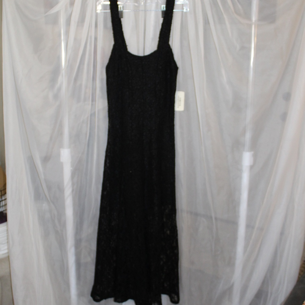 NWT FOREVER 21 Beautiful Black Midi Lace Dress in Sz(S)